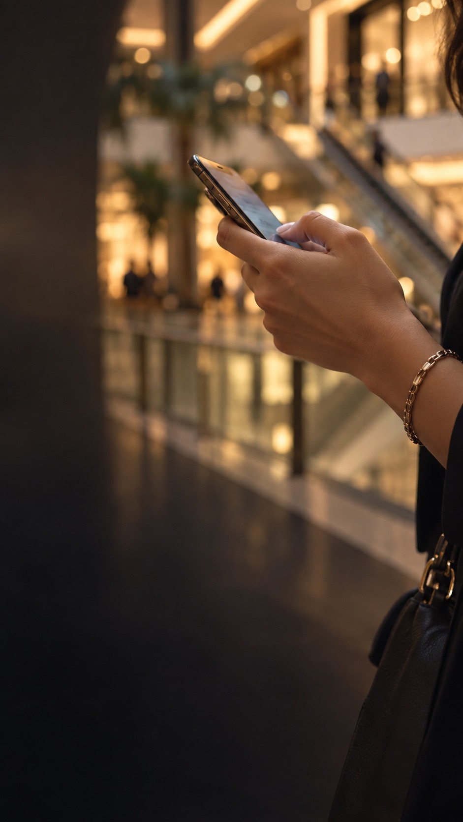Visitante escribiendo en su celular dentro de un centro comercial